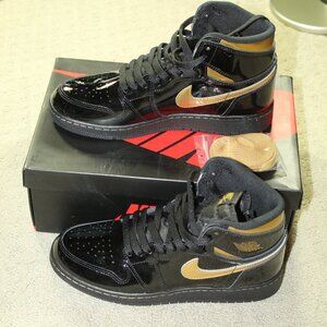 New IOB Jordan Boy's Size 6.5Y/ Women's 8 Black Patent Gold High Top Sneakers